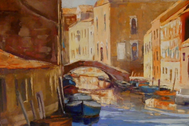 Wenecja kanał z niebieską łódką 